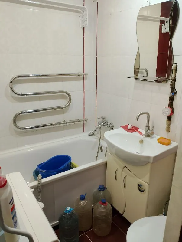 сдам двухкомнатную квартиру 🌇донецк, в калининском районе на улице антипова, рядом с парком «гулливер». 📍 ✅квартира после ремонта ✅на 1 этаже 5-этажного дома, на окнах установлены решетки. 📍в шаговой доступности богатая инфраструктура: парк, школа, детский сад, калининский рик, магазины и другие объекты. ✅отличная транспортная развязка обеспечивает удобное сообщение с другими районами. ✅квартира полностью меблирована и оснащен. .. трас для комфортного отдыха. 💦вода по графику с хорошим напором, есть возможность установки накопительного бака. 🛜проведен интернет. 💰цена 35 000 ₽ + залог + комиссия ан. оплата производится после заселения. 📲☎️+7 949 352-33-16 подписаться | дать объявление - фотография - 8