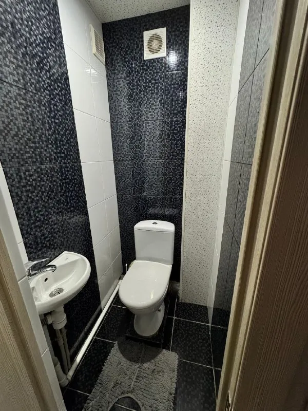 ‼️продажа квартиры‼️ 🏡продам трёхкомнатную квартиру от собственника 🗺г. макеевка днр на зелёном ✅этажность–8/9 жилого дома ✅общая площадь–64 м2 ✅квартира не угловая выполнен новый ремонт, заменена система отопления- радиаторы, трубы, также заменены трубы водоснабжения ✅установлены пластиковые окна ✅в квартире две застекленные и утепленные лоджии и балкон. новая медная проводка ✅. .. бои, на полах–ламинат ✅две комнаты мебелированы (мебель остается). ✅оборудована бойлерная с накопительным баком 500 л, бойлером 100 л и системой бесперебойного водоснабжения ✅квартира расположена рядом с рынком зеленый и остановками общественного транспорта не далеко от парка ✅в пешей доступности школы, садик 🔥собственник 💴цена: 6🍋300.000 рублей ☎️+7(909) 756-69-29 тг, вацап ☎️ +7(949) 040-87-30 недвижимость днр - фотография - 10