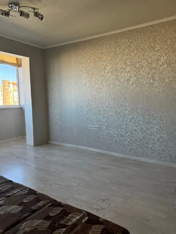 ‼️продажа квартиры‼️ 🏡продам трёхкомнатную квартиру от собственника 🗺г. макеевка днр на зелёном ✅этажность–8/9 жилого дома ✅общая площадь–64 м2 ✅квартира не угловая выполнен новый ремонт, заменена система отопления- радиаторы, трубы, также заменены трубы водоснабжения ✅установлены пластиковые окна ✅в квартире две застекленные и утепленные лоджии и балкон. новая медная проводка ✅. .. бои, на полах–ламинат ✅две комнаты мебелированы (мебель остается). ✅оборудована бойлерная с накопительным баком 500 л, бойлером 100 л и системой бесперебойного водоснабжения ✅квартира расположена рядом с рынком зеленый и остановками общественного транспорта не далеко от парка ✅в пешей доступности школы, садик 🔥собственник 💴цена: 6🍋300.000 рублей ☎️+7(909) 756-69-29 тг, вацап ☎️ +7(949) 040-87-30 недвижимость днр - фотография - 2