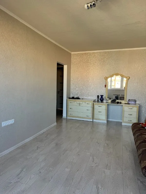 ‼️продажа квартиры‼️ 🏡продам трёхкомнатную квартиру от собственника 🗺г. макеевка днр на зелёном ✅этажность–8/9 жилого дома ✅общая площадь–64 м2 ✅квартира не угловая выполнен новый ремонт, заменена система отопления- радиаторы, трубы, также заменены трубы водоснабжения ✅установлены пластиковые окна ✅в квартире две застекленные и утепленные лоджии и балкон. новая медная проводка ✅. .. бои, на полах–ламинат ✅две комнаты мебелированы (мебель остается). ✅оборудована бойлерная с накопительным баком 500 л, бойлером 100 л и системой бесперебойного водоснабжения ✅квартира расположена рядом с рынком зеленый и остановками общественного транспорта не далеко от парка ✅в пешей доступности школы, садик 🔥собственник 💴цена: 6🍋300.000 рублей ☎️+7(909) 756-69-29 тг, вацап ☎️ +7(949) 040-87-30 недвижимость днр - фотография - 3