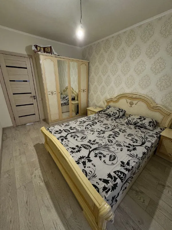 ‼️продажа квартиры‼️ 🏡продам трёхкомнатную квартиру от собственника 🗺г. макеевка днр на зелёном ✅этажность–8/9 жилого дома ✅общая площадь–64 м2 ✅квартира не угловая выполнен новый ремонт, заменена система отопления- радиаторы, трубы, также заменены трубы водоснабжения ✅установлены пластиковые окна ✅в квартире две застекленные и утепленные лоджии и балкон. новая медная проводка ✅. .. бои, на полах–ламинат ✅две комнаты мебелированы (мебель остается). ✅оборудована бойлерная с накопительным баком 500 л, бойлером 100 л и системой бесперебойного водоснабжения ✅квартира расположена рядом с рынком зеленый и остановками общественного транспорта не далеко от парка ✅в пешей доступности школы, садик 🔥собственник 💴цена: 6🍋300.000 рублей ☎️+7(909) 756-69-29 тг, вацап ☎️ +7(949) 040-87-30 недвижимость днр - фотография - 5