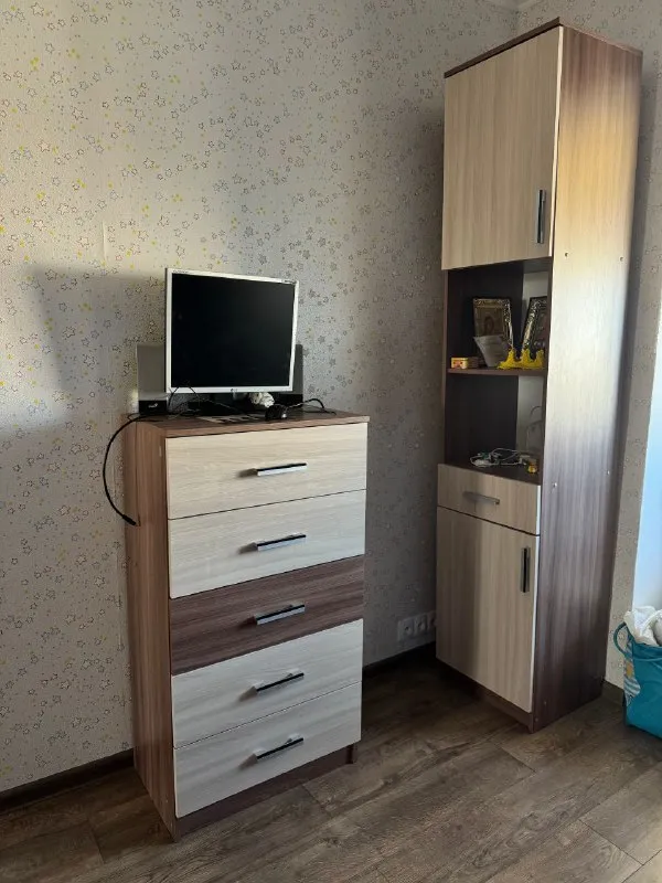 ‼️продажа квартиры‼️ 🏡продам трёхкомнатную квартиру от собственника 🗺г. макеевка днр на зелёном ✅этажность–8/9 жилого дома ✅общая площадь–64 м2 ✅квартира не угловая выполнен новый ремонт, заменена система отопления- радиаторы, трубы, также заменены трубы водоснабжения ✅установлены пластиковые окна ✅в квартире две застекленные и утепленные лоджии и балкон. новая медная проводка ✅. .. бои, на полах–ламинат ✅две комнаты мебелированы (мебель остается). ✅оборудована бойлерная с накопительным баком 500 л, бойлером 100 л и системой бесперебойного водоснабжения ✅квартира расположена рядом с рынком зеленый и остановками общественного транспорта не далеко от парка ✅в пешей доступности школы, садик 🔥собственник 💴цена: 6🍋300.000 рублей ☎️+7(909) 756-69-29 тг, вацап ☎️ +7(949) 040-87-30 недвижимость днр - фотография - 6