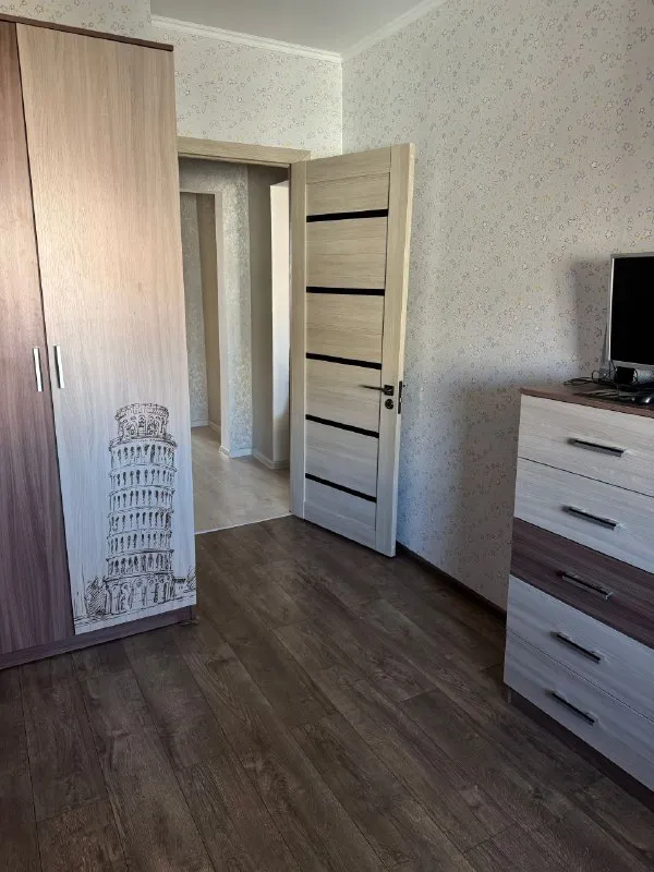 ‼️продажа квартиры‼️ 🏡продам трёхкомнатную квартиру от собственника 🗺г. макеевка днр на зелёном ✅этажность–8/9 жилого дома ✅общая площадь–64 м2 ✅квартира не угловая выполнен новый ремонт, заменена система отопления- радиаторы, трубы, также заменены трубы водоснабжения ✅установлены пластиковые окна ✅в квартире две застекленные и утепленные лоджии и балкон. новая медная проводка ✅. .. бои, на полах–ламинат ✅две комнаты мебелированы (мебель остается). ✅оборудована бойлерная с накопительным баком 500 л, бойлером 100 л и системой бесперебойного водоснабжения ✅квартира расположена рядом с рынком зеленый и остановками общественного транспорта не далеко от парка ✅в пешей доступности школы, садик 🔥собственник 💴цена: 6🍋300.000 рублей ☎️+7(909) 756-69-29 тг, вацап ☎️ +7(949) 040-87-30 недвижимость днр - фотография - 7