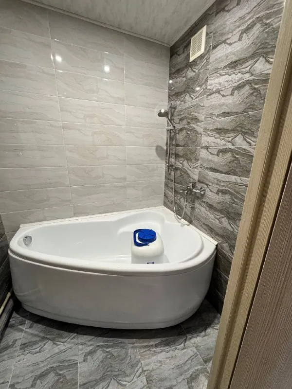 ‼️продажа квартиры‼️ 🏡продам трёхкомнатную квартиру от собственника 🗺г. макеевка днр на зелёном ✅этажность–8/9 жилого дома ✅общая площадь–64 м2 ✅квартира не угловая выполнен новый ремонт, заменена система отопления- радиаторы, трубы, также заменены трубы водоснабжения ✅установлены пластиковые окна ✅в квартире две застекленные и утепленные лоджии и балкон. новая медная проводка ✅. .. бои, на полах–ламинат ✅две комнаты мебелированы (мебель остается). ✅оборудована бойлерная с накопительным баком 500 л, бойлером 100 л и системой бесперебойного водоснабжения ✅квартира расположена рядом с рынком зеленый и остановками общественного транспорта не далеко от парка ✅в пешей доступности школы, садик 🔥собственник 💴цена: 6🍋300.000 рублей ☎️+7(909) 756-69-29 тг, вацап ☎️ +7(949) 040-87-30 недвижимость днр - фотография - 9