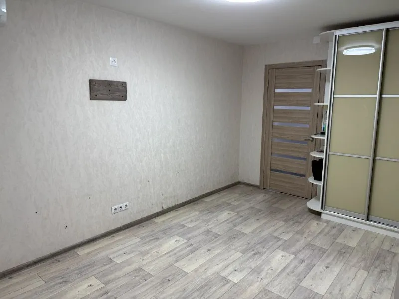 ‼️продажа квартиры‼️ 🏡продаётся 2-двухкомнатная квартира г. донецк днр калининский р-н ✅этажность–1/2 жилого дома ✅состояние жилое окна пластиковые ✅есть пристройка с беседкой и отдельностоящий сарай с глубоким подвалом 🔥собственник 💴цена: 5🍋500.000 рублей ☎️+7(949) 390-70-66 📨подписаться - фотография - 7