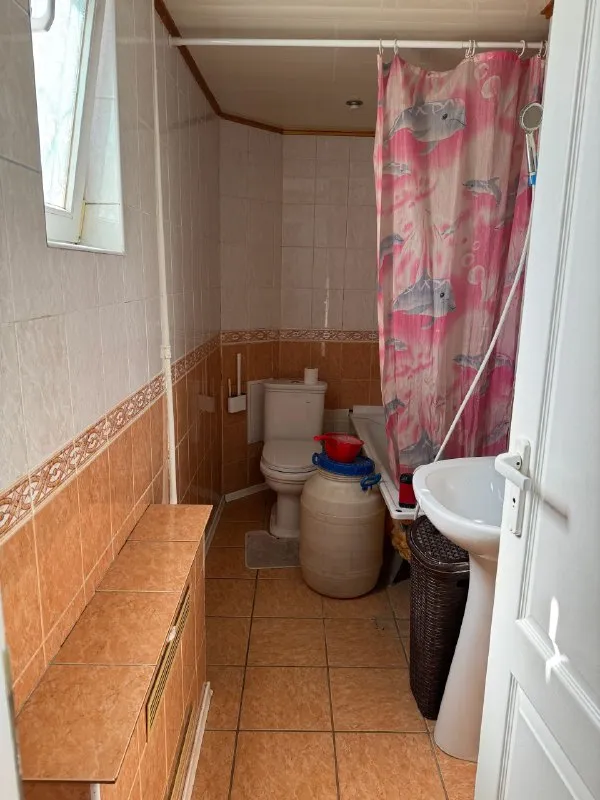 ‼️продажа квартиры‼️ 🏡продаётся 2-двухкомнатная квартира г. донецк днр калининский р-н ✅этажность–1/2 жилого дома ✅состояние жилое окна пластиковые ✅есть пристройка с беседкой и отдельностоящий сарай с глубоким подвалом 🔥собственник 💴цена: 5🍋500.000 рублей ☎️+7(949) 390-70-66 📨подписаться - фотография - 9