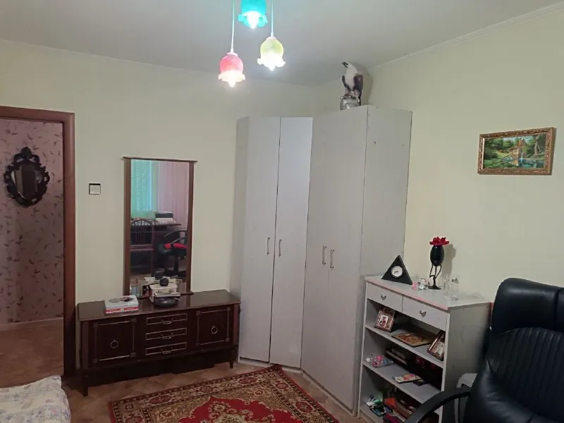 ‼️продажа квартиры‼️ 🏡продажа 3-трехкомнатная квартира г. донецк днр киевский р-н ул. политбойцов, исполком ✅этажность–1/9 жилого дома ✅общая площадь–65 м2 ✅кухня–10 м2 ✅квартира не угловая поменяны все коммуникации пластиковые окна, бронированная дверь ✅есть погреб при продаже остаётся вся мебель и бытовая техника, состояние отличное 🧾документы готовы 🔥собственник 💴цена: 6🍋000.000 рублей торг‼️ ☎️+7(949) 465-90-78 📨подписаться - фотография - 4