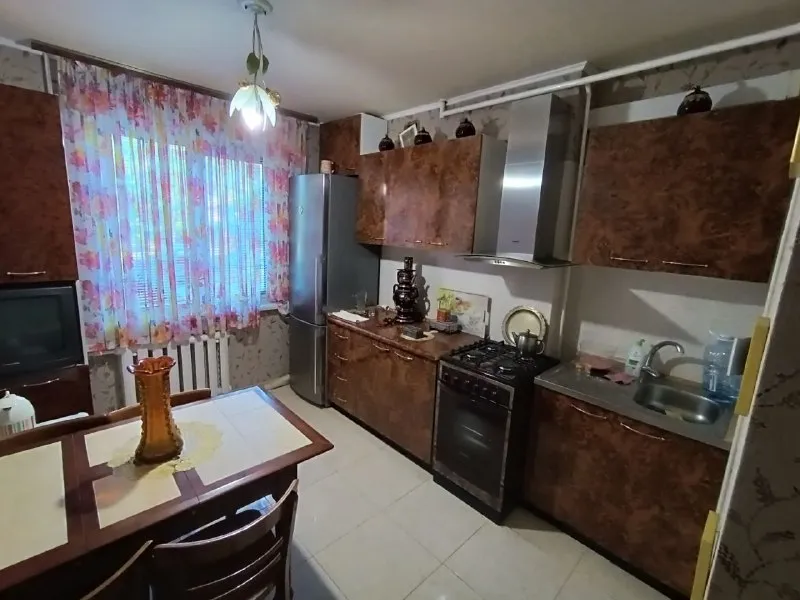 ‼️продажа квартиры‼️ 🏡продажа 3-трехкомнатная квартира г. донецк днр киевский р-н ул. политбойцов, исполком ✅этажность–1/9 жилого дома ✅общая площадь–65 м2 ✅кухня–10 м2 ✅квартира не угловая поменяны все коммуникации пластиковые окна, бронированная дверь ✅есть погреб при продаже остаётся вся мебель и бытовая техника, состояние отличное 🧾документы готовы 🔥собственник 💴цена: 6🍋000.000 рублей торг‼️ ☎️+7(949) 465-90-78 📨подписаться - фотография - 7