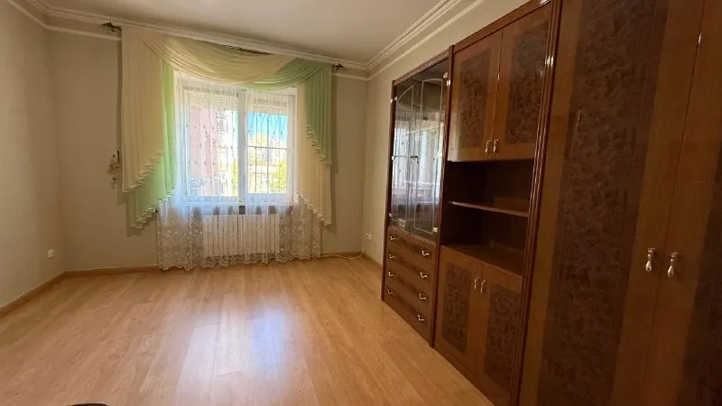 продам трёхкомнатную квартиру 🌇донецк, ворошиловский район, по улице челюскинцев, пересечение с 25 лет ркка. 📍 ✅в хорошем кирпичном доме ✅ площадь квартиры 119м2 ✅ автономное отопление ✅ ремонт в классическом стиле ✅ высокие потолки и большие комнаты 👍 в доме консьерж, чистота и порядок, приятные соседи 📍комфортная центральная часть города. в непосредственной близости культурные: развлекательные, спортивные заведения. образовательные учреждения всех уровней, 1ябольница, управление мвд и множество других ведомств. 💰стоимость 14.500.000 ₽ 📲☎️+79493170115 агентство подписаться | дать объявление - фотография - 6