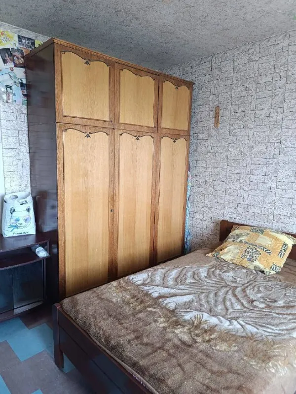 сдается однокомнатная квартира 🌇в киевском районе донецка, ориентир шахтерская площадь, маяк, тренева 1. 📍 ✅отличное месторасположение, рядом остановка общественного транспорта, можно уехать в любую сторону города. ✅в соседнем доме магазин, рядом небольшой рынок со свежими овощами и фруктами. ✅квартира на 7 этаже 10 жки 💦вода идет по графику, напор отличный. ✅в квартире новая двуспальная кровать и новый матрас, стиральная машинка, поменяны все окна на пластиковые. ✅квартира полностью укомплектована всем необходимым. ❗️вариант отлично подойдет для молодой или семейной пары, студентам. так же рассмотрю жильцов с животными. 💰цена 13000 рублей + к/у. квартира сдается от собственника через риелтора. 📲☎️+79493394908 подписаться | дать объявление - фотография - 2