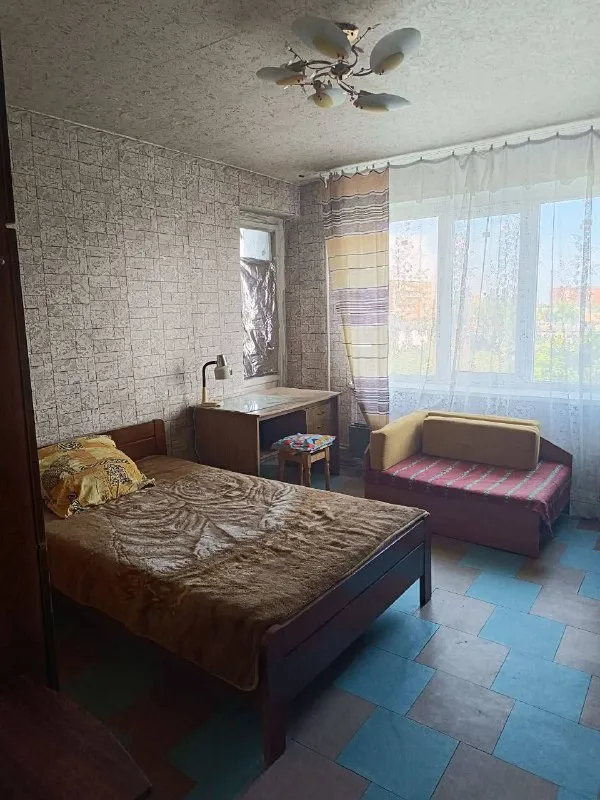 сдается однокомнатная квартира 🌇в киевском районе донецка, ориентир шахтерская площадь, маяк, тренева 1. 📍 ✅отличное месторасположение, рядом остановка общественного транспорта, можно уехать в любую сторону города. ✅в соседнем доме магазин, рядом небольшой рынок со свежими овощами и фруктами. ✅квартира на 7 этаже 10 жки 💦вода идет по графику, напор отличный. ✅в квартире новая двуспальная кровать и новый матрас, стиральная машинка, поменяны все окна на пластиковые. ✅квартира полностью укомплектована всем необходимым. ❗️вариант отлично подойдет для молодой или семейной пары, студентам. так же рассмотрю жильцов с животными. 💰цена 13000 рублей + к/у. квартира сдается от собственника через риелтора. 📲☎️+79493394908 подписаться | дать объявление - фотография - 3