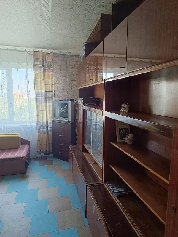 сдается однокомнатная квартира 🌇в киевском районе донецка, ориентир шахтерская площадь, маяк, тренева 1. 📍 ✅отличное месторасположение, рядом остановка общественного транспорта, можно уехать в любую сторону города. ✅в соседнем доме магазин, рядом небольшой рынок со свежими овощами и фруктами. ✅квартира на 7 этаже 10 жки 💦вода идет по графику, напор отличный. ✅в квартире новая двуспальная кровать и новый матрас, стиральная машинка, поменяны все окна на пластиковые. ✅квартира полностью укомплектована всем необходимым. ❗️вариант отлично подойдет для молодой или семейной пары, студентам. так же рассмотрю жильцов с животными. 💰цена 13000 рублей + к/у. квартира сдается от собственника через риелтора. 📲☎️+79493394908 подписаться | дать объявление - фотография - 4