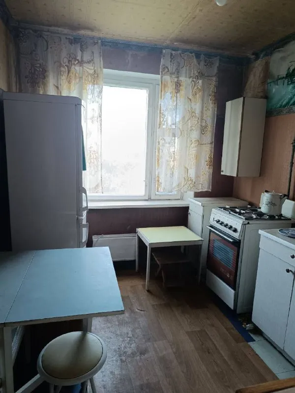 сдается однокомнатная квартира 🌇в киевском районе донецка, ориентир шахтерская площадь, маяк, тренева 1. 📍 ✅отличное месторасположение, рядом остановка общественного транспорта, можно уехать в любую сторону города. ✅в соседнем доме магазин, рядом небольшой рынок со свежими овощами и фруктами. ✅квартира на 7 этаже 10 жки 💦вода идет по графику, напор отличный. ✅в квартире новая двуспальная кровать и новый матрас, стиральная машинка, поменяны все окна на пластиковые. ✅квартира полностью укомплектована всем необходимым. ❗️вариант отлично подойдет для молодой или семейной пары, студентам. так же рассмотрю жильцов с животными. 💰цена 13000 рублей + к/у. квартира сдается от собственника через риелтора. 📲☎️+79493394908 подписаться | дать объявление - фотография - 5