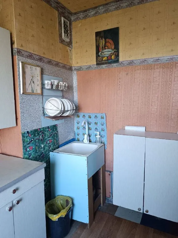 сдается однокомнатная квартира 🌇в киевском районе донецка, ориентир шахтерская площадь, маяк, тренева 1. 📍 ✅отличное месторасположение, рядом остановка общественного транспорта, можно уехать в любую сторону города. ✅в соседнем доме магазин, рядом небольшой рынок со свежими овощами и фруктами. ✅квартира на 7 этаже 10 жки 💦вода идет по графику, напор отличный. ✅в квартире новая двуспальная кровать и новый матрас, стиральная машинка, поменяны все окна на пластиковые. ✅квартира полностью укомплектована всем необходимым. ❗️вариант отлично подойдет для молодой или семейной пары, студентам. так же рассмотрю жильцов с животными. 💰цена 13000 рублей + к/у. квартира сдается от собственника через риелтора. 📲☎️+79493394908 подписаться | дать объявление - фотография - 6