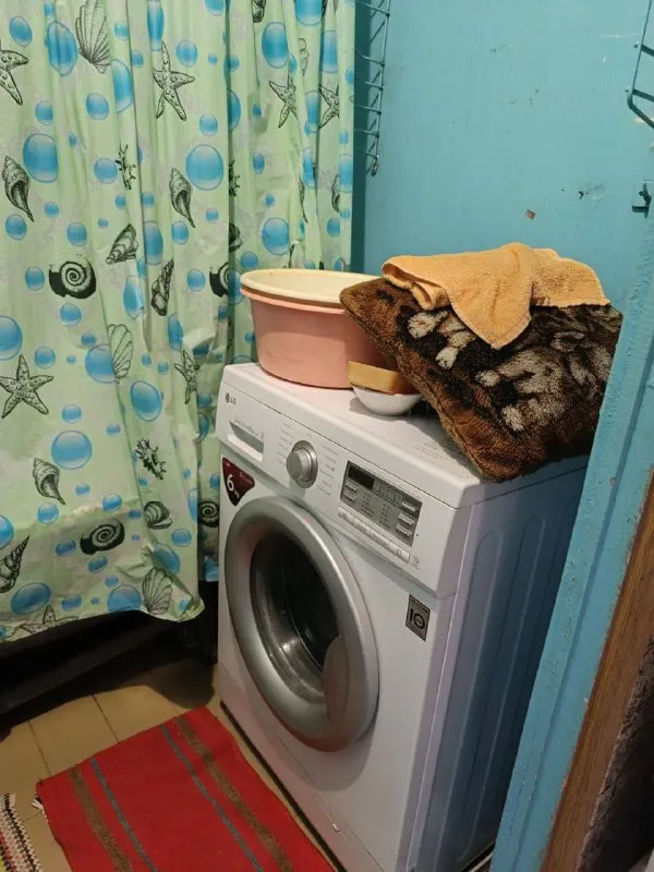 сдается однокомнатная квартира 🌇в киевском районе донецка, ориентир шахтерская площадь, маяк, тренева 1. 📍 ✅отличное месторасположение, рядом остановка общественного транспорта, можно уехать в любую сторону города. ✅в соседнем доме магазин, рядом небольшой рынок со свежими овощами и фруктами. ✅квартира на 7 этаже 10 жки 💦вода идет по графику, напор отличный. ✅в квартире новая двуспальная кровать и новый матрас, стиральная машинка, поменяны все окна на пластиковые. ✅квартира полностью укомплектована всем необходимым. ❗️вариант отлично подойдет для молодой или семейной пары, студентам. так же рассмотрю жильцов с животными. 💰цена 13000 рублей + к/у. квартира сдается от собственника через риелтора. 📲☎️+79493394908 подписаться | дать объявление - фотография - 9