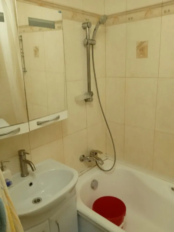 сдаётся 3-комнатная квартира 🌇донецк, в будённовском районе на ул. багратиона (барановские дома). 📍 ✅квартира габаритная 90 м² ✅7/13 этаж 💦круглосуточное горячее и холодное водоснабжение ✅высокие потолки, большие светлые комнаты 👍полная меблировка и современная бытовая техника ✅двойной балкон и гардеробная комната - фотография - 10