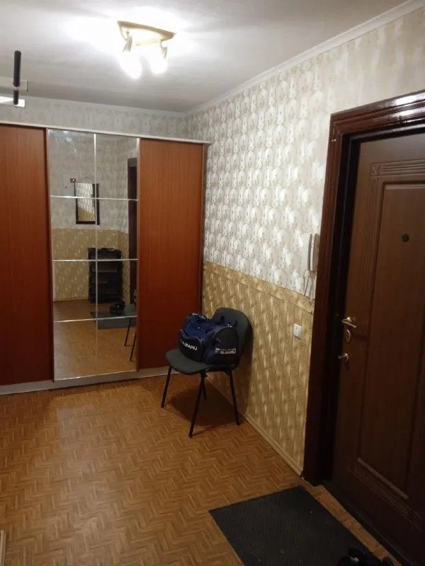 сдаётся 3-комнатная квартира 🌇донецк, в будённовском районе на ул. багратиона (барановские дома). 📍 ✅квартира габаритная 90 м² ✅7/13 этаж 💦круглосуточное горячее и холодное водоснабжение ✅высокие потолки, большие светлые комнаты 👍полная меблировка и современная бытовая техника ✅двойной балкон и гардеробная комната - фотография - 2