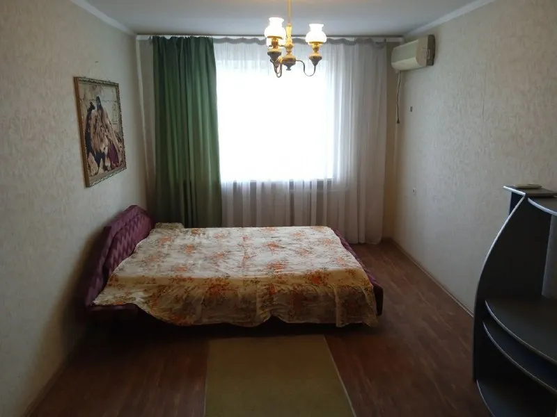 сдаётся 3-комнатная квартира 🌇донецк, в будённовском районе на ул. багратиона (барановские дома). 📍 ✅квартира габаритная 90 м² ✅7/13 этаж 💦круглосуточное горячее и холодное водоснабжение ✅высокие потолки, большие светлые комнаты 👍полная меблировка и современная бытовая техника ✅двойной балкон и гардеробная комната - фотография - 3