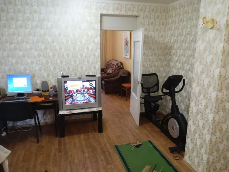 сдаётся 3-комнатная квартира 🌇донецк, в будённовском районе на ул. багратиона (барановские дома). 📍 ✅квартира габаритная 90 м² ✅7/13 этаж 💦круглосуточное горячее и холодное водоснабжение ✅высокие потолки, большие светлые комнаты 👍полная меблировка и современная бытовая техника ✅двойной балкон и гардеробная комната - фотография - 4