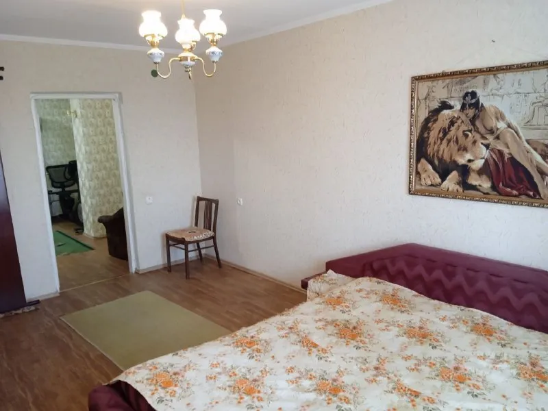 сдаётся 3-комнатная квартира 🌇донецк, в будённовском районе на ул. багратиона (барановские дома). 📍 ✅квартира габаритная 90 м² ✅7/13 этаж 💦круглосуточное горячее и холодное водоснабжение ✅высокие потолки, большие светлые комнаты 👍полная меблировка и современная бытовая техника ✅двойной балкон и гардеробная комната - фотография - 6