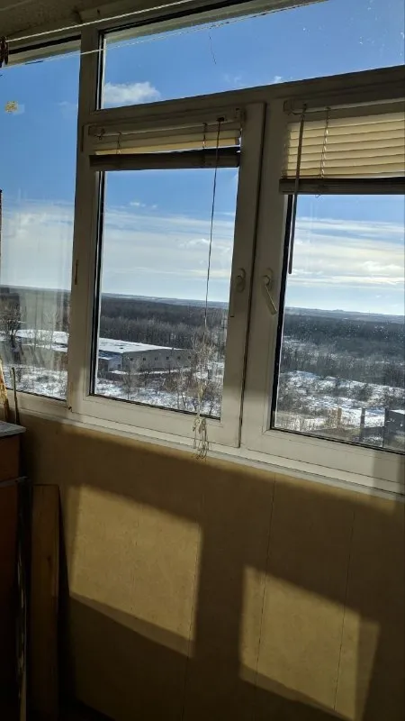 ‼️продажа квартиры‼️ 🏡продам 2-двухкомнатную квартиру г. донецк днр петровский район мкр-н тихий, ул стаханова ✅этажность–9/9 жилого дома ✅общая площадь–48 м2 ✅квартира очень теплая, светлая, в жилом комнаты раздельные, пластиковые окна, лоджия застеклена тоже ✅вода по графику поступает в квартиру ✅школа, детсады, больница - все в шаговой доступности 🔥собственник 💴цена: 2🍋7 рублей ☎️+7(977) 305-08-43 ольга телеграм, вацап недвижимость днр - фотография - 4