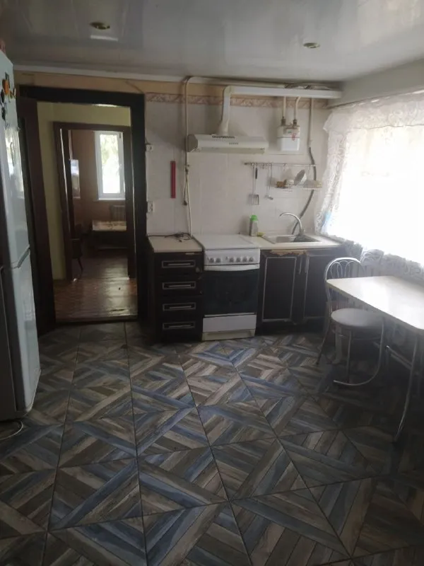 продам 1/2 часть финского дома (квартира на земле) 🌇донецк, петровский р-н, ул. летняя. 📍 🏡дом общей площадью 72 м2, состоит из  трех жилых комнат, санузла, кухни, прихожей. ⛽ газифицирован, отопление индивидуальное газ. котел, окна пластик. 💦вода в доме и во дворе. дом очень уютный, но требует небольших вложений. 🌎участок земли 6 соток с плодовыми деревьями, гараж, хоз. постройка. ❗хорошее местоположение: в шаговой доступности: садик, школа, рынок, магазины и остановка общественного транспорта. 📑документы готовы, задолжностей нет, владелец в донецке. 💰цена 2 900 000 ₽ + агентские. 📲☎+79494706765 андрей ан. подписаться | дать объявление - фотография - 7