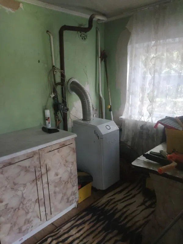 продам 1/2 часть финского дома (квартира на земле) 🌇донецк, петровский р-н, ул. летняя. 📍 🏡дом общей площадью 72 м2, состоит из  трех жилых комнат, санузла, кухни, прихожей. ⛽ газифицирован, отопление индивидуальное газ. котел, окна пластик. 💦вода в доме и во дворе. дом очень уютный, но требует небольших вложений. 🌎участок земли 6 соток с плодовыми деревьями, гараж, хоз. постройка. ❗хорошее местоположение: в шаговой доступности: садик, школа, рынок, магазины и остановка общественного транспорта. 📑документы готовы, задолжностей нет, владелец в донецке. 💰цена 2 900 000 ₽ + агентские. 📲☎+79494706765 андрей ан. подписаться | дать объявление - фотография - 8