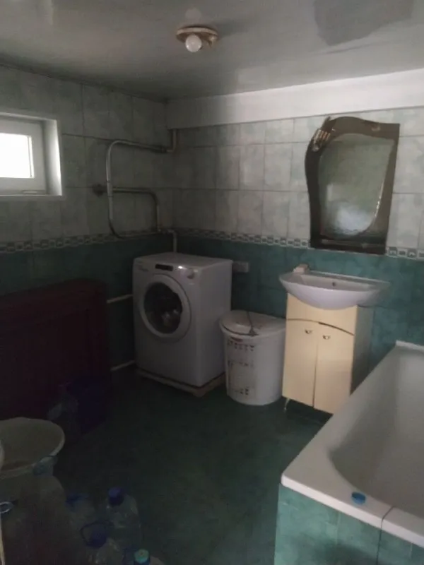 продам 1/2 часть финского дома (квартира на земле) 🌇донецк, петровский р-н, ул. летняя. 📍 🏡дом общей площадью 72 м2, состоит из  трех жилых комнат, санузла, кухни, прихожей. ⛽ газифицирован, отопление индивидуальное газ. котел, окна пластик. 💦вода в доме и во дворе. дом очень уютный, но требует небольших вложений. 🌎участок земли 6 соток с плодовыми деревьями, гараж, хоз. постройка. ❗хорошее местоположение: в шаговой доступности: садик, школа, рынок, магазины и остановка общественного транспорта. 📑документы готовы, задолжностей нет, владелец в донецке. 💰цена 2 900 000 ₽ + агентские. 📲☎+79494706765 андрей ан. подписаться | дать объявление - фотография - 9