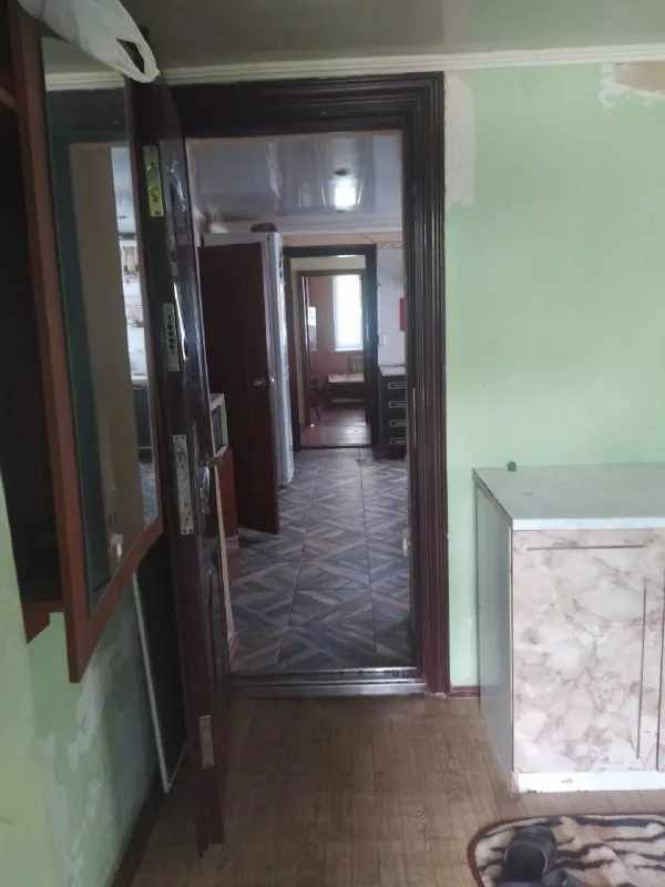 продам 1/2 часть финского дома (квартира на земле) 🌇донецк, петровский р-н, ул. летняя. ❗дом общей площадью 72 м2, состоит из трех жилых комнат, санузла, кухни, прихожей. ❗ газифицирован, отопление индивидуальное газ. котел, окна пластик. вода в доме и во дворе. дом очень уютный, но требует небольших вложений. ❗участок земли 6 соток с плодовыми деревьями, гараж, хоз. постройка. ❗хорошее местоположение: в шаговой доступности: садик, школа, рынок, магазины и остановка общественного транспорта. ❗документы готовы, задолжностей нет, владелец в донецке. 💰цена 2 900 000р + агентские. ☎тел: +79494706765 андрей ан. - фотография - 2