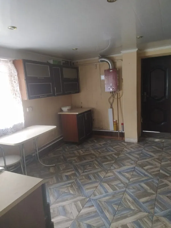 продам 1/2 часть финского дома (квартира на земле) 🌇донецк, петровский р-н, ул. летняя. ❗дом общей площадью 72 м2, состоит из трех жилых комнат, санузла, кухни, прихожей. ❗ газифицирован, отопление индивидуальное газ. котел, окна пластик. вода в доме и во дворе. дом очень уютный, но требует небольших вложений. ❗участок земли 6 соток с плодовыми деревьями, гараж, хоз. постройка. ❗хорошее местоположение: в шаговой доступности: садик, школа, рынок, магазины и остановка общественного транспорта. ❗документы готовы, задолжностей нет, владелец в донецке. 💰цена 2 900 000р + агентские. ☎тел: +79494706765 андрей ан. - фотография - 5