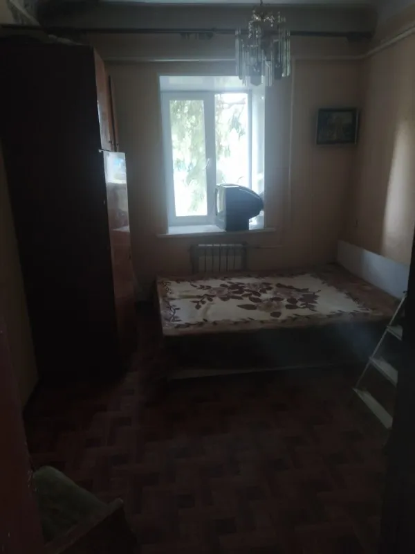 продам 1/2 часть финского дома (квартира на земле) 🌇донецк, петровский р-н, ул. летняя. ❗дом общей площадью 72 м2, состоит из трех жилых комнат, санузла, кухни, прихожей. ❗ газифицирован, отопление индивидуальное газ. котел, окна пластик. вода в доме и во дворе. дом очень уютный, но требует небольших вложений. ❗участок земли 6 соток с плодовыми деревьями, гараж, хоз. постройка. ❗хорошее местоположение: в шаговой доступности: садик, школа, рынок, магазины и остановка общественного транспорта. ❗документы готовы, задолжностей нет, владелец в донецке. 💰цена 2 900 000р + агентские. ☎тел: +79494706765 андрей ан. - фотография - 8