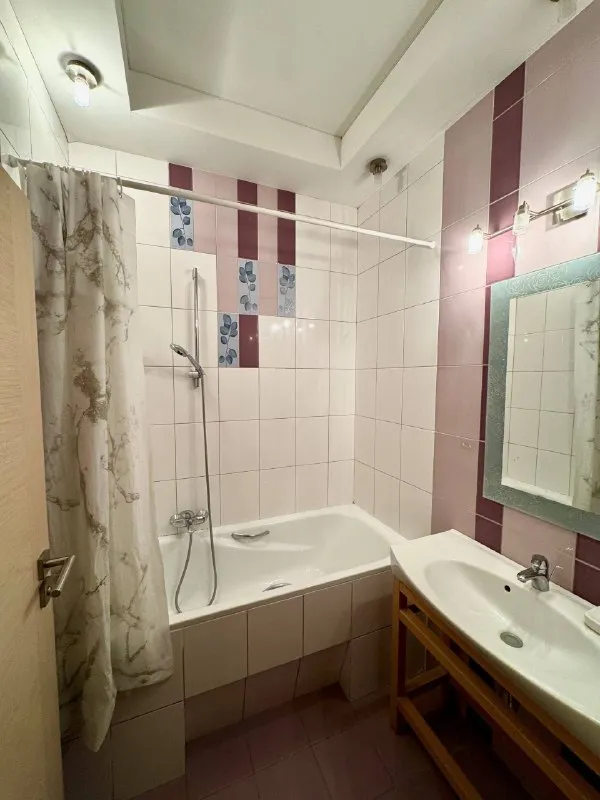 аренда 2к. кв-ры. центр г. донецка. новострой (ул. постышева). общая площадь: 60 м2 этаж: 8/12 ☎️+7(949)362-41-40 квартира оснащена всем необходимым. дом с консьержем. современный ремонт. развитая инфраструктура. все в шаговой доступности. стоимость 70.000 рублей + залог + комиссия ан ☎️+7(949)362-41-40 📨подписаться - фотография - 8