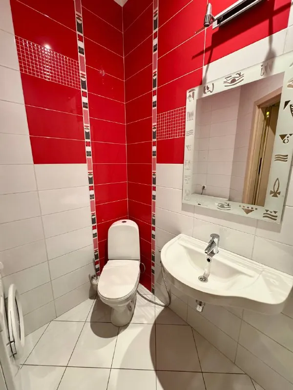 аренда 2к. кв-ры. центр г. донецка. новострой (ул. постышева). общая площадь: 60 м2 этаж: 8/12 ☎️+7(949)362-41-40 квартира оснащена всем необходимым. дом с консьержем. современный ремонт. развитая инфраструктура. все в шаговой доступности. стоимость 70.000 рублей + залог + комиссия ан ☎️+7(949)362-41-40 📨подписаться - фотография - 9