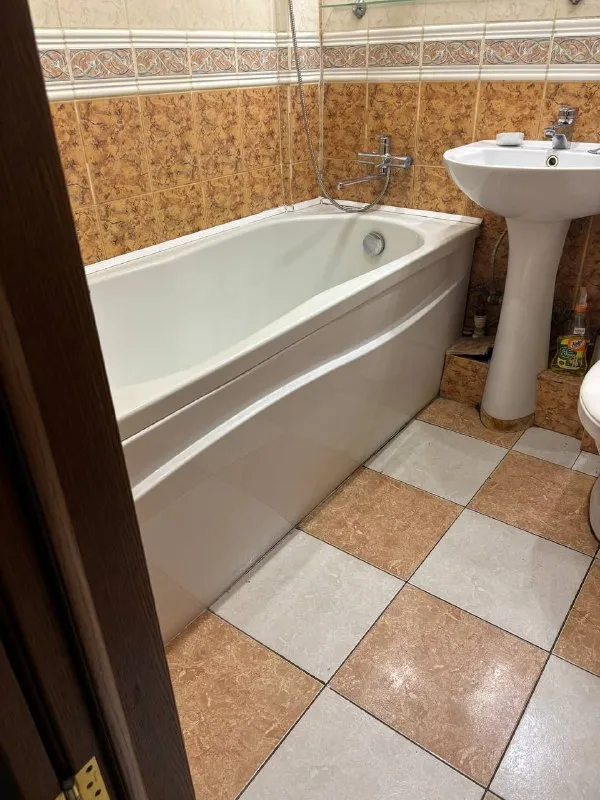 сдается vip 2 ком. квартира 🌇донецк, в центре города,   ул артема гастроном москва ворошиловский район📍 ✅общей площадью 50 м2 в кирпичном доме на 5 этаже ✅балкон с тёплым полом выходит на улицу артёма. ✅кухня площадью 8 м2 оснащена всем необходимым: есть телевизор, микроволновая печь, чайник, духовка, газовая плита и вся нужная посуда. ✅автономное отопление обеспечит комфорт в любое время года, а насос и накопительный бак на 500 л воды гарантируют бесперебойное водоснабжение. 👍район с развитой инфраструктурой: рядом супермаркет, продуктовые магазины, кофейня, музыкальная школа. в пешей доступности — школы, вузы, площадь ленина, административные учреждения и остановки общественного транспорта. 💰цена 50000 ₽ + залог + комиссия агентства. оплата по факту 📲☎️+79493523316 подписаться | дать объявление - фотография - 10