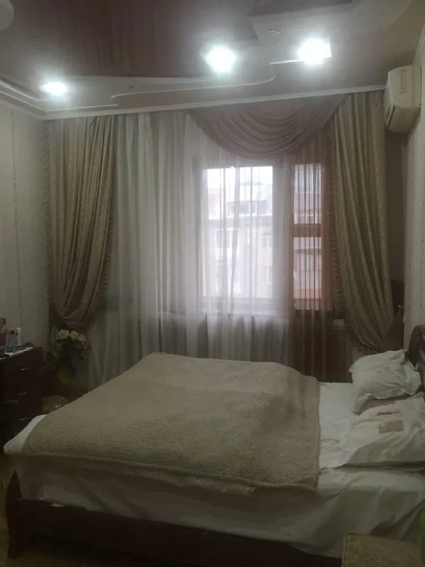 сдается vip 2 ком. квартира 🌇донецк, в центре города,   ул артема гастроном москва ворошиловский район📍 ✅общей площадью 50 м2 в кирпичном доме на 5 этаже ✅балкон с тёплым полом выходит на улицу артёма. ✅кухня площадью 8 м2 оснащена всем необходимым: есть телевизор, микроволновая печь, чайник, духовка, газовая плита и вся нужная посуда. ✅автономное отопление обеспечит комфорт в любое время года, а насос и накопительный бак на 500 л воды гарантируют бесперебойное водоснабжение. 👍район с развитой инфраструктурой: рядом супермаркет, продуктовые магазины, кофейня, музыкальная школа. в пешей доступности — школы, вузы, площадь ленина, административные учреждения и остановки общественного транспорта. 💰цена 50000 ₽ + залог + комиссия агентства. оплата по факту 📲☎️+79493523316 подписаться | дать объявление - фотография - 2