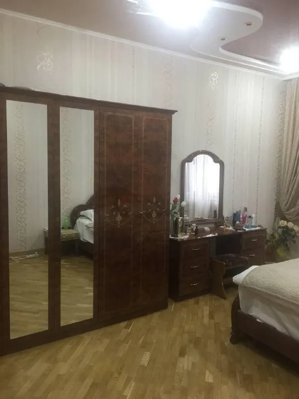 сдается vip 2 ком. квартира 🌇донецк, в центре города,   ул артема гастроном москва ворошиловский район📍 ✅общей площадью 50 м2 в кирпичном доме на 5 этаже ✅балкон с тёплым полом выходит на улицу артёма. ✅кухня площадью 8 м2 оснащена всем необходимым: есть телевизор, микроволновая печь, чайник, духовка, газовая плита и вся нужная посуда. ✅автономное отопление обеспечит комфорт в любое время года, а насос и накопительный бак на 500 л воды гарантируют бесперебойное водоснабжение. 👍район с развитой инфраструктурой: рядом супермаркет, продуктовые магазины, кофейня, музыкальная школа. в пешей доступности — школы, вузы, площадь ленина, административные учреждения и остановки общественного транспорта. 💰цена 50000 ₽ + залог + комиссия агентства. оплата по факту 📲☎️+79493523316 подписаться | дать объявление - фотография - 3