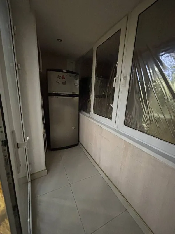 сдается vip 2 ком. квартира 🌇донецк, в центре города,   ул артема гастроном москва ворошиловский район📍 ✅общей площадью 50 м2 в кирпичном доме на 5 этаже ✅балкон с тёплым полом выходит на улицу артёма. ✅кухня площадью 8 м2 оснащена всем необходимым: есть телевизор, микроволновая печь, чайник, духовка, газовая плита и вся нужная посуда. ✅автономное отопление обеспечит комфорт в любое время года, а насос и накопительный бак на 500 л воды гарантируют бесперебойное водоснабжение. 👍район с развитой инфраструктурой: рядом супермаркет, продуктовые магазины, кофейня, музыкальная школа. в пешей доступности — школы, вузы, площадь ленина, административные учреждения и остановки общественного транспорта. 💰цена 50000 ₽ + залог + комиссия агентства. оплата по факту 📲☎️+79493523316 подписаться | дать объявление - фотография - 5