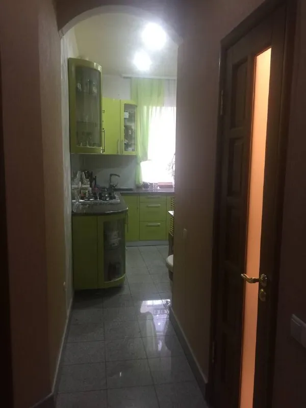 сдается vip 2 ком. квартира 🌇донецк, в центре города,   ул артема гастроном москва ворошиловский район📍 ✅общей площадью 50 м2 в кирпичном доме на 5 этаже ✅балкон с тёплым полом выходит на улицу артёма. ✅кухня площадью 8 м2 оснащена всем необходимым: есть телевизор, микроволновая печь, чайник, духовка, газовая плита и вся нужная посуда. ✅автономное отопление обеспечит комфорт в любое время года, а насос и накопительный бак на 500 л воды гарантируют бесперебойное водоснабжение. 👍район с развитой инфраструктурой: рядом супермаркет, продуктовые магазины, кофейня, музыкальная школа. в пешей доступности — школы, вузы, площадь ленина, административные учреждения и остановки общественного транспорта. 💰цена 50000 ₽ + залог + комиссия агентства. оплата по факту 📲☎️+79493523316 подписаться | дать объявление - фотография - 7