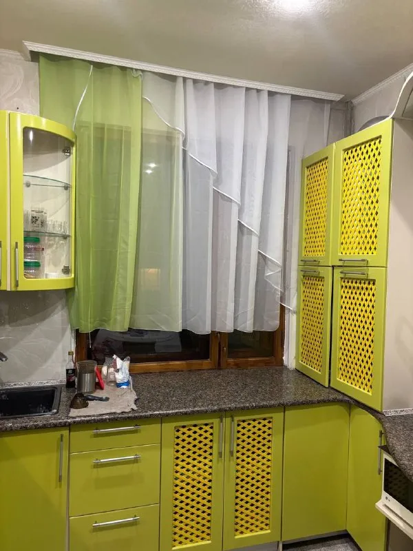 сдается vip 2 ком. квартира 🌇донецк, в центре города,   ул артема гастроном москва ворошиловский район📍 ✅общей площадью 50 м2 в кирпичном доме на 5 этаже ✅балкон с тёплым полом выходит на улицу артёма. ✅кухня площадью 8 м2 оснащена всем необходимым: есть телевизор, микроволновая печь, чайник, духовка, газовая плита и вся нужная посуда. ✅автономное отопление обеспечит комфорт в любое время года, а насос и накопительный бак на 500 л воды гарантируют бесперебойное водоснабжение. 👍район с развитой инфраструктурой: рядом супермаркет, продуктовые магазины, кофейня, музыкальная школа. в пешей доступности — школы, вузы, площадь ленина, административные учреждения и остановки общественного транспорта. 💰цена 50000 ₽ + залог + комиссия агентства. оплата по факту 📲☎️+79493523316 подписаться | дать объявление - фотография - 8