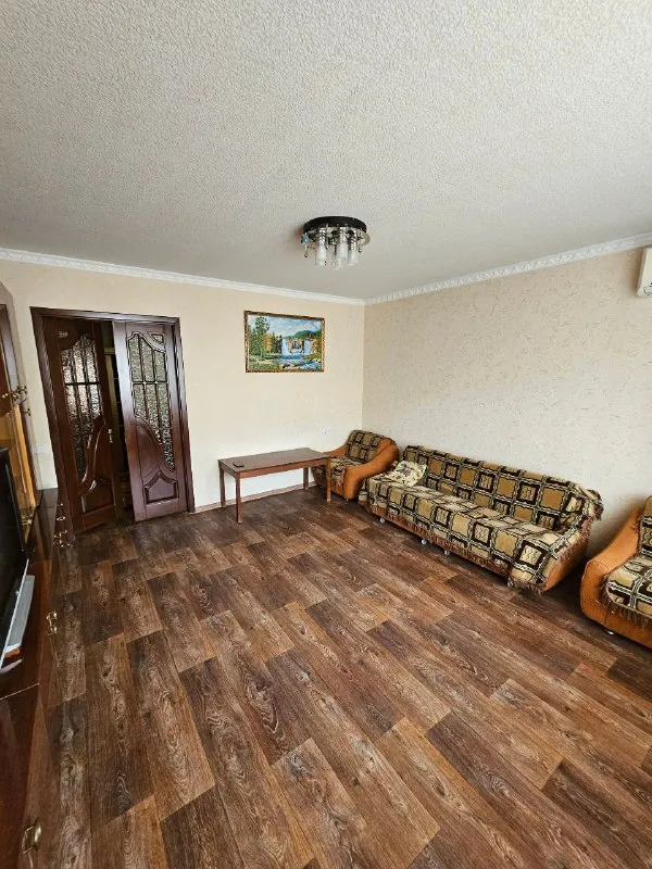 ‼️продажа квартиры‼️ 🏡продаётся 3-трехкомнатная квартира г. донецк днр ворошиловский р-н пр-кт комсомольский, район набережной, недалеко площади ленина ✅этажность–5/9 жилого дома ✅общая площадь–65.1 м2 ✅кухня–10 м2 ✅комнаты раздельные, лоджия и балкон застеклены, две кладовые в квартире и на лестничной площадке, есть бойлер ✅квартира продаётся с мебелью и бытовой техникой ✅удобная транспортная развязка, рядом магазины, школа, детский сад 🧾документы готовы 🔥собственник 💴цена: 8🍋500.000 рублей ☎️+7(949) 371-59-73 📨подписаться - фотография - 6