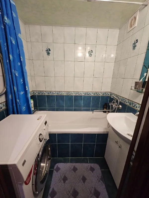 ‼️продажа квартиры‼️ 🏡продаётся 3-трехкомнатная квартира г. донецк днр ворошиловский р-н пр-кт комсомольский, район набережной, недалеко площади ленина ✅этажность–5/9 жилого дома ✅общая площадь–65.1 м2 ✅кухня–10 м2 ✅комнаты раздельные, лоджия и балкон застеклены, две кладовые в квартире и на лестничной площадке, есть бойлер ✅квартира продаётся с мебелью и бытовой техникой ✅удобная транспортная развязка, рядом магазины, школа, детский сад 🧾документы готовы 🔥собственник 💴цена: 8🍋500.000 рублей ☎️+7(949) 371-59-73 📨подписаться - фотография - 8