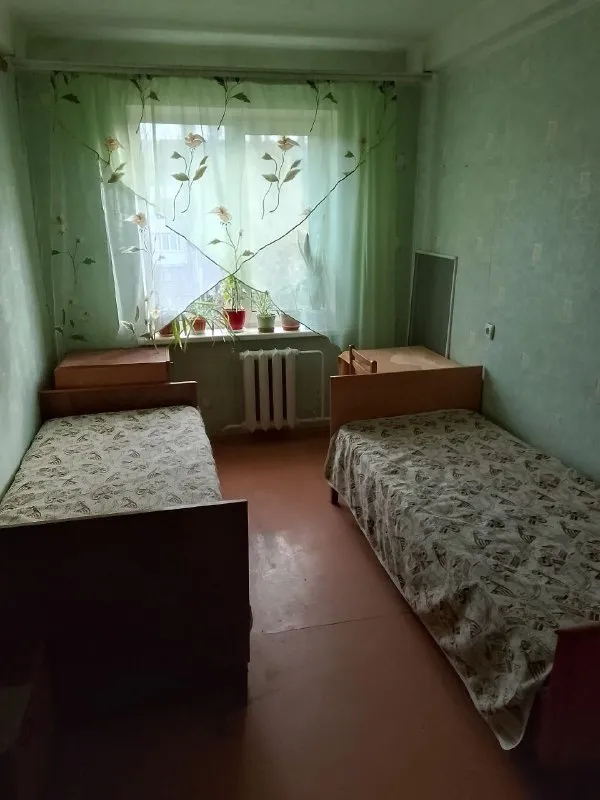 сдам четырёхкомнатую квартиру 🌇донецк, ул раздольная пролетарский район 📍 ✅общей площадью 70 м2  ✅3 этаж 5-эт. панельного дома. ✅недавно был сделан косметический ремонт — можно сразу заезжать и жить. ✅в квартире есть всё необходимое для комфортного проживания ✅санузел раздельный. ✅для обеспечения водой установлен бак объёмом 180 литров, который обслуживает туалет, санузел и кухню. ✅колонка работает во время подачи воды. квартира идеально подойдёт тем, кто ценит простор и комфорт 💰цена 25000 ₽ + залог + комиссия агентства, оплата только по факту заселения 📲☎️+79493523316 подписаться | дать объявление - фотография - 2