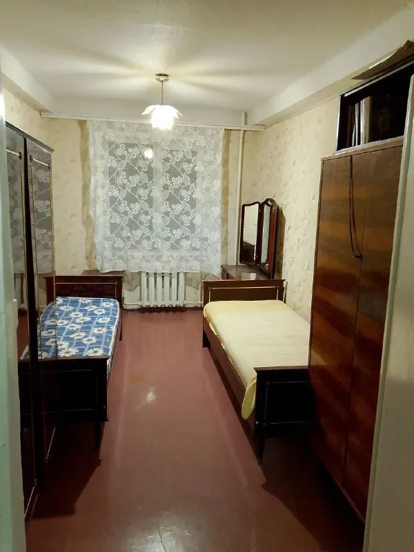 сдам четырёхкомнатую квартиру 🌇донецк, ул раздольная пролетарский район 📍 ✅общей площадью 70 м2  ✅3 этаж 5-эт. панельного дома. ✅недавно был сделан косметический ремонт — можно сразу заезжать и жить. ✅в квартире есть всё необходимое для комфортного проживания ✅санузел раздельный. ✅для обеспечения водой установлен бак объёмом 180 литров, который обслуживает туалет, санузел и кухню. ✅колонка работает во время подачи воды. квартира идеально подойдёт тем, кто ценит простор и комфорт 💰цена 25000 ₽ + залог + комиссия агентства, оплата только по факту заселения 📲☎️+79493523316 подписаться | дать объявление - фотография - 3