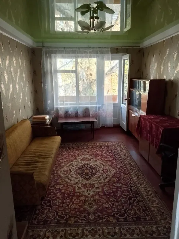 сдам четырёхкомнатую квартиру 🌇донецк, ул раздольная пролетарский район 📍 ✅общей площадью 70 м2  ✅3 этаж 5-эт. панельного дома. ✅недавно был сделан косметический ремонт — можно сразу заезжать и жить. ✅в квартире есть всё необходимое для комфортного проживания ✅санузел раздельный. ✅для обеспечения водой установлен бак объёмом 180 литров, который обслуживает туалет, санузел и кухню. ✅колонка работает во время подачи воды. квартира идеально подойдёт тем, кто ценит простор и комфорт 💰цена 25000 ₽ + залог + комиссия агентства, оплата только по факту заселения 📲☎️+79493523316 подписаться | дать объявление - фотография - 4