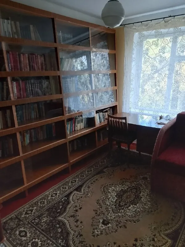 сдам четырёхкомнатую квартиру 🌇донецк, ул раздольная пролетарский район 📍 ✅общей площадью 70 м2  ✅3 этаж 5-эт. панельного дома. ✅недавно был сделан косметический ремонт — можно сразу заезжать и жить. ✅в квартире есть всё необходимое для комфортного проживания ✅санузел раздельный. ✅для обеспечения водой установлен бак объёмом 180 литров, который обслуживает туалет, санузел и кухню. ✅колонка работает во время подачи воды. квартира идеально подойдёт тем, кто ценит простор и комфорт 💰цена 25000 ₽ + залог + комиссия агентства, оплата только по факту заселения 📲☎️+79493523316 подписаться | дать объявление - фотография - 5