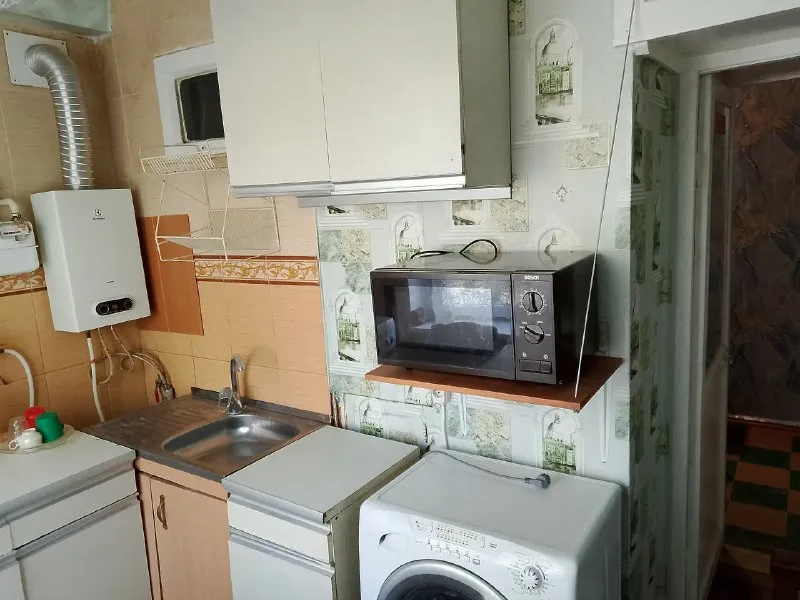 сдам четырёхкомнатую квартиру 🌇донецк, ул раздольная пролетарский район 📍 ✅общей площадью 70 м2  ✅3 этаж 5-эт. панельного дома. ✅недавно был сделан косметический ремонт — можно сразу заезжать и жить. ✅в квартире есть всё необходимое для комфортного проживания ✅санузел раздельный. ✅для обеспечения водой установлен бак объёмом 180 литров, который обслуживает туалет, санузел и кухню. ✅колонка работает во время подачи воды. квартира идеально подойдёт тем, кто ценит простор и комфорт 💰цена 25000 ₽ + залог + комиссия агентства, оплата только по факту заселения 📲☎️+79493523316 подписаться | дать объявление - фотография - 6