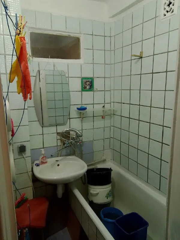 сдам четырёхкомнатую квартиру 🌇донецк, ул раздольная пролетарский район 📍 ✅общей площадью 70 м2  ✅3 этаж 5-эт. панельного дома. ✅недавно был сделан косметический ремонт — можно сразу заезжать и жить. ✅в квартире есть всё необходимое для комфортного проживания ✅санузел раздельный. ✅для обеспечения водой установлен бак объёмом 180 литров, который обслуживает туалет, санузел и кухню. ✅колонка работает во время подачи воды. квартира идеально подойдёт тем, кто ценит простор и комфорт 💰цена 25000 ₽ + залог + комиссия агентства, оплата только по факту заселения 📲☎️+79493523316 подписаться | дать объявление - фотография - 8