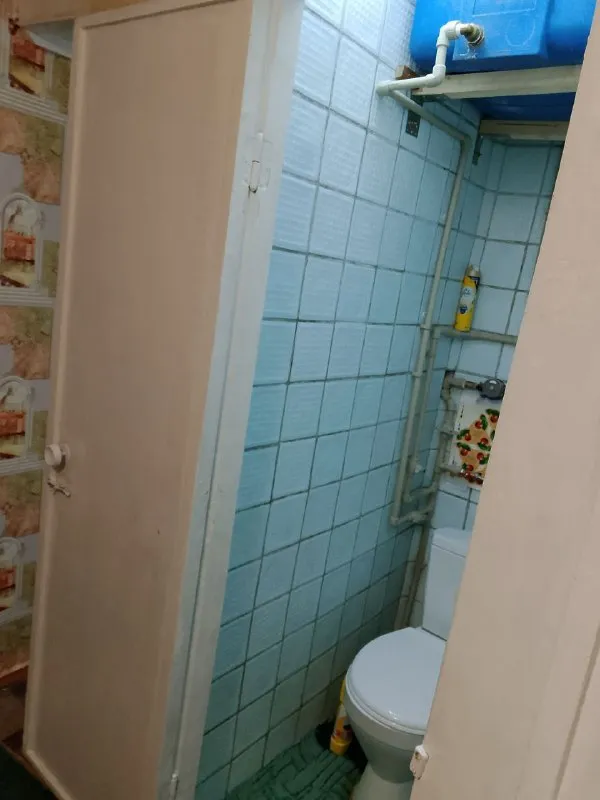 сдам четырёхкомнатую квартиру 🌇донецк, ул раздольная пролетарский район 📍 ✅общей площадью 70 м2  ✅3 этаж 5-эт. панельного дома. ✅недавно был сделан косметический ремонт — можно сразу заезжать и жить. ✅в квартире есть всё необходимое для комфортного проживания ✅санузел раздельный. ✅для обеспечения водой установлен бак объёмом 180 литров, который обслуживает туалет, санузел и кухню. ✅колонка работает во время подачи воды. квартира идеально подойдёт тем, кто ценит простор и комфорт 💰цена 25000 ₽ + залог + комиссия агентства, оплата только по факту заселения 📲☎️+79493523316 подписаться | дать объявление - фотография - 9