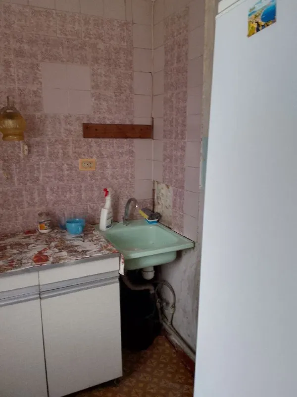 ‼️продажа квартиры‼️ 🏡продажа 1-однокомнатная квартира г. харцызск днр верх черёмушки ул. а. чумака 50 а ✅этажность–6/9 жилого дома ✅общая площадь–32.8 м2 ✅кухня–6.9 м2 ✅пластиковые окна, есть лоджия кладовка вода на этаж поступает ✅квартира под ремонт прописанных и долгов нет 🧾документы готовы 🔥собственник 💴цена: 1🍋500 рублей ☎️+7(949) 389-13-00 📨подписаться - фотография - 4