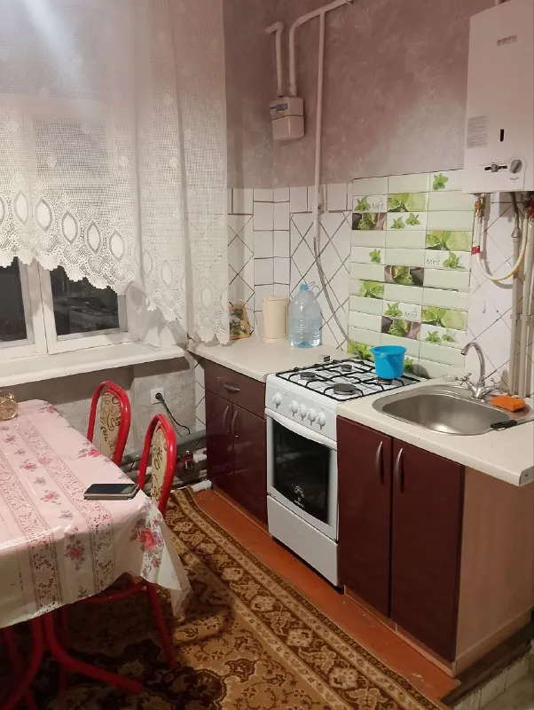 сдается трехкомнатный 🏡 дом 🌇в ленинском районе, ул ткаченко универмаг радуга, ленинский ровд. 📍 ✅развитая инфраструктура отличная транспортная развязка - трамвай, маршрутки. 5 мин до центра города ✅вся необходимая мебель и бытовая техника, газовый котел. новая газовая колонка bosch 💧вода горячая и холодная каждый день 🌳сад с фруктовыми деревьями ( сливы, орех) малина и т д 💰цена 40000 ₽ + залог + комиссия агентства, оплата только по факту заселения. без поездок в офис и предоплат 📲☎️+79493523316 подписаться | дать объявление - фотография - 6